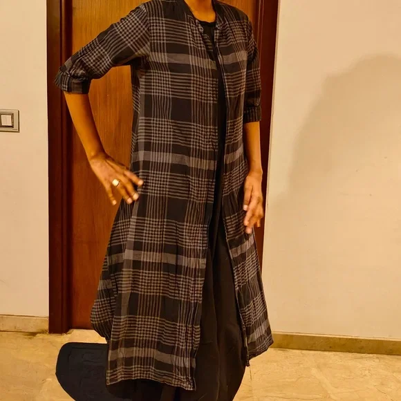 Women Black solid A-line dress with jacket - Picture 11 of 14